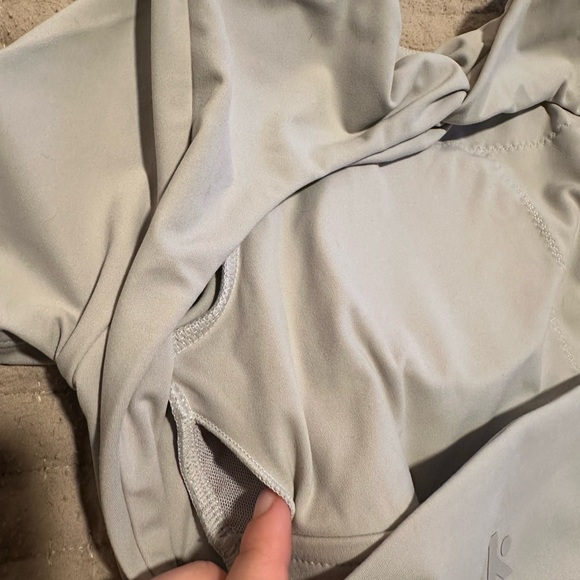 Kamo Fitness Grey backless cropped top with removable pads. - Picture 6 of 7